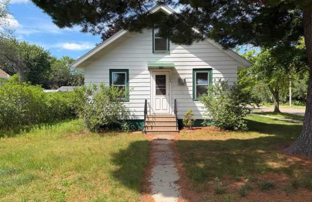 $1,350| 3BD 1BA| 704 Gilbert St | Available Now! photos photos