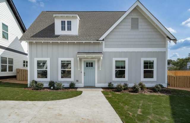 Spacious 3 Bedroom House with Primary Suite on Main Level photos photos
