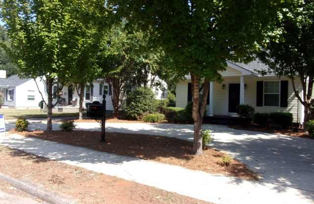 Beautifully Landscaped 2 Bedroom 1 Bath Home in College Park Gallery 1