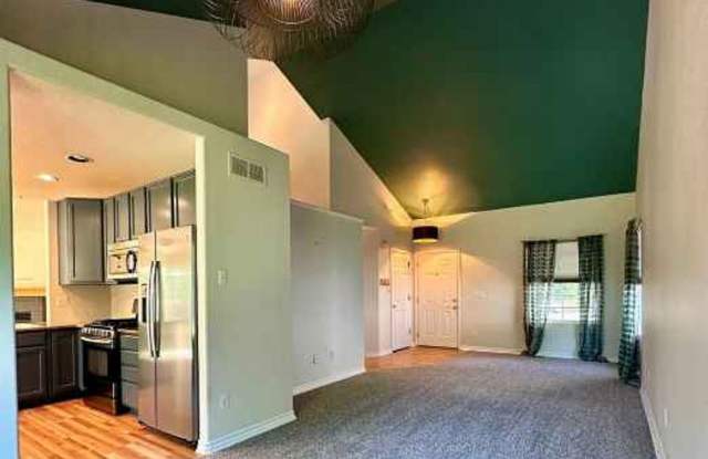 Beautiful 5 Bedroom Home in Erie Gallery 4