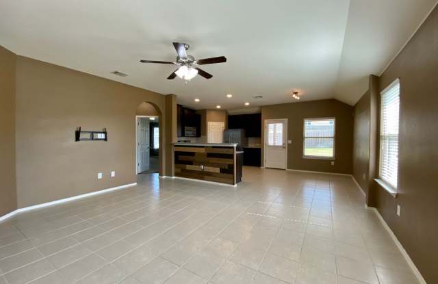 Amazing 3 bed 2 bath in Buda!!! Gallery 4