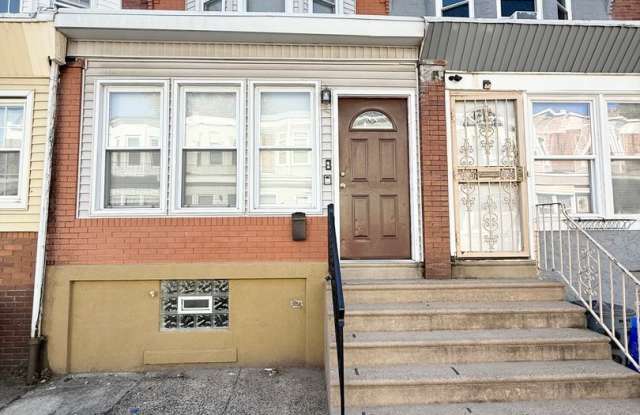 Stunning 3-Bedroom Townhome in Elmwood Park! Available NOW! Gallery 1