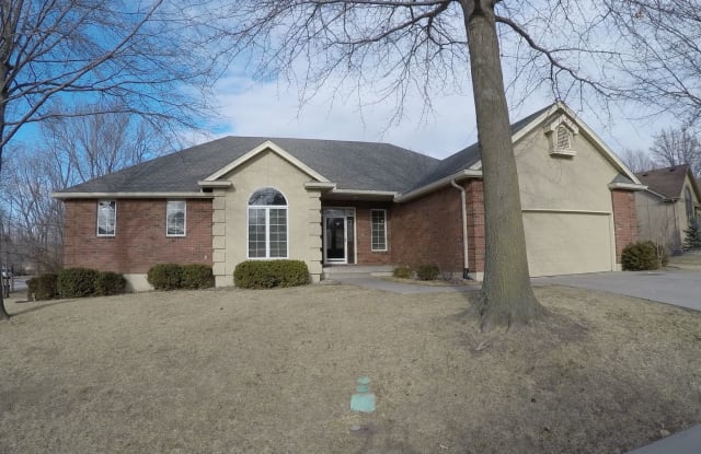 2249 SW Park Ave - 2249 Park Avenue, Blue Springs, MO 64015