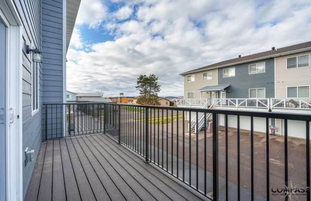 SPACIOUS AND MODERN TOWNHOME - LEASING SPECIALS APPLY! Gallery 3