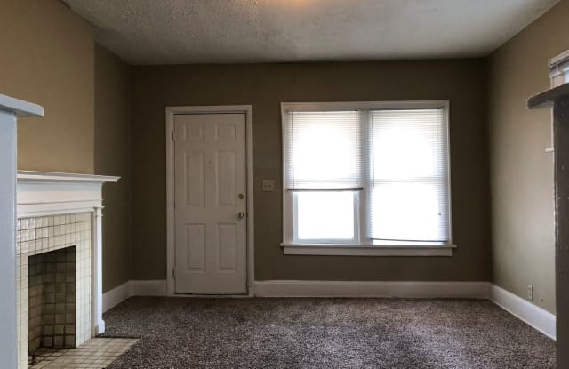 1587 Mooberry Street Gallery 4