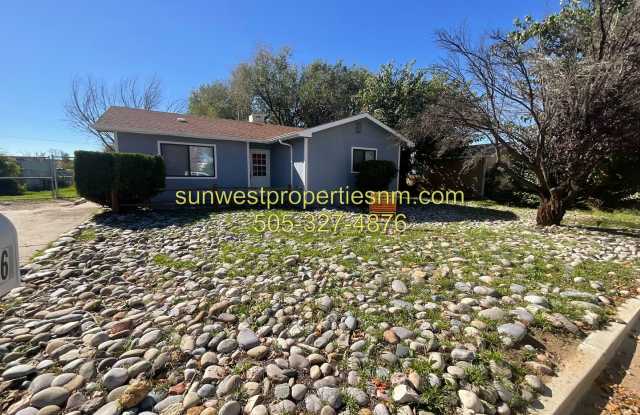 3 Bedroom, 1 Bath, Home with Fenced Backyard Gallery 1