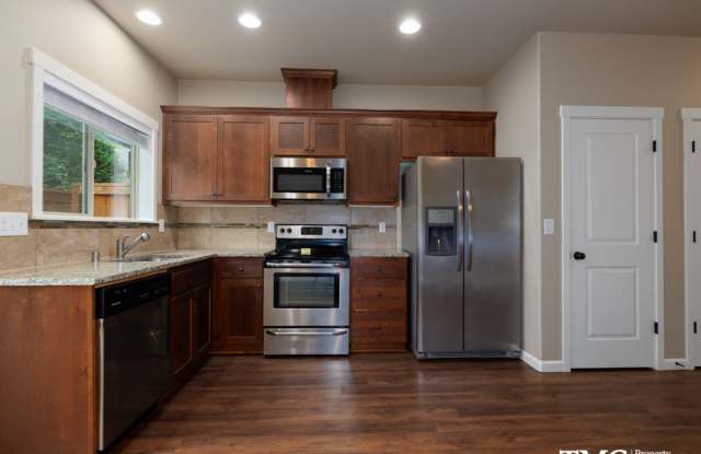 Garage, Backyard, 3 Bedroom - Now Leasing Gallery 3
