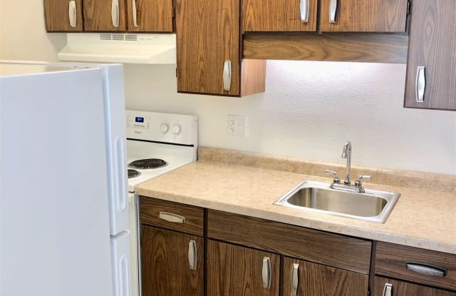Key West Apartments - 1002 S Illinois Ave, Mason City, IA 50401