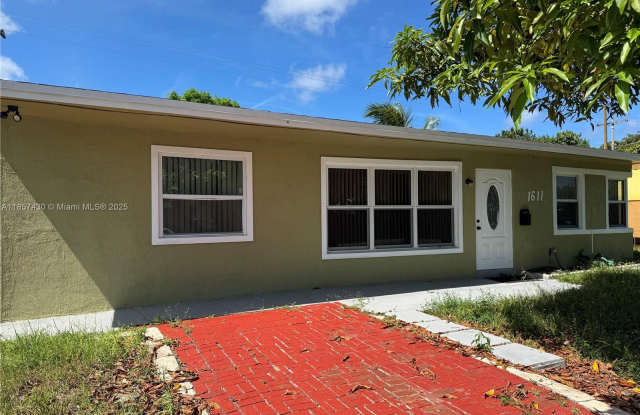 1611 NE 32nd Pl photos photos