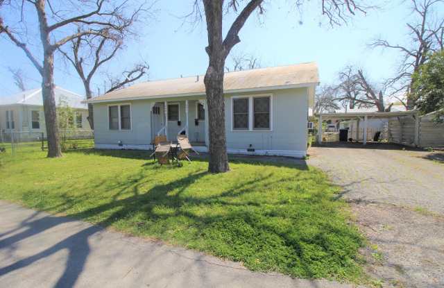 Cottage Style 1/1 Duplex Near Downtown New Braunfels / Interior Washer  Dryer Connections / NBISD photos photos