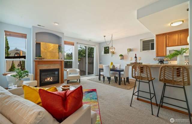 2 Bedroom 2.5 Bath Town House with Fenced Yard and Extra Den/Office-Move in Ready! Gallery 3