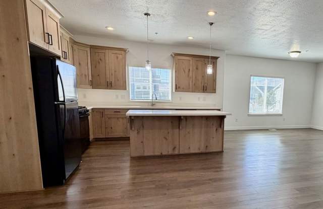 Spacious Townhome - 4 Bedroom End Unit in Riverton Gallery 3