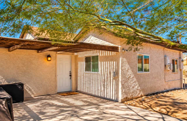 Beautiful Family Home & Tiny Home INDLUDED! Gallery 4