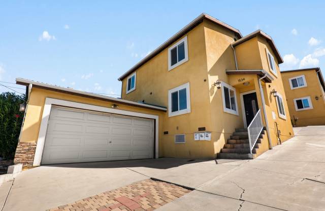 4 Bedroom / 3 Bath House with In-Unit Laundry & Private Garage! Gallery 4