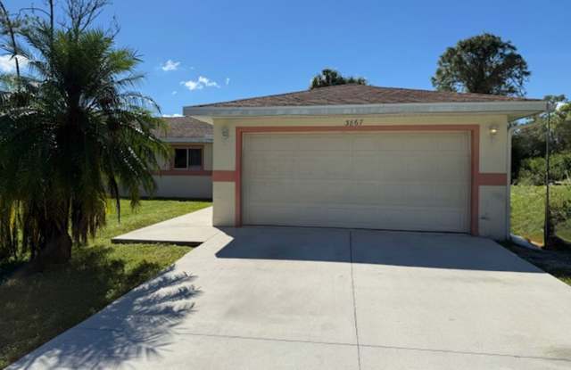 18-Month Lease at $1,425 / 12-Month Lease at $1,449 – Pet-Friendly Home in Buckingham - 3867 Hollycrest Street, Lehigh Acres, FL 33905