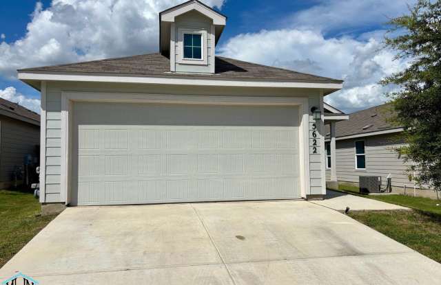 Live in Luxury in this beautiful 3bed/2bath single story home near Randolph  Ft. Sam! photos photos