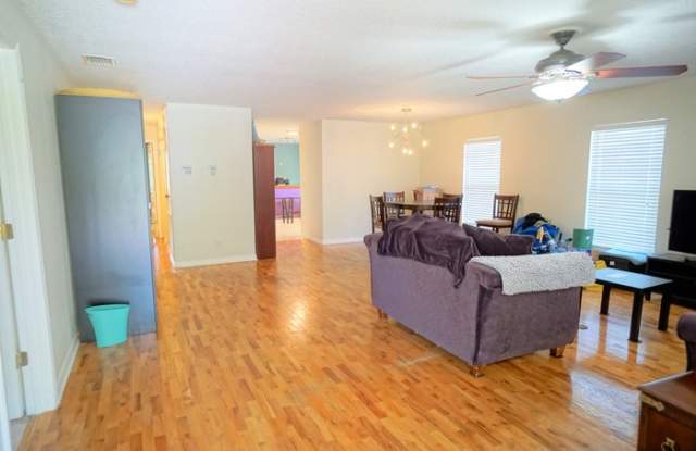 5907 North Dexter Avenue Gallery 4