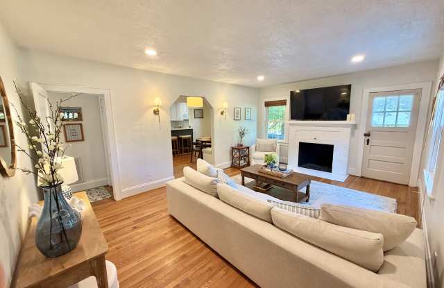 201 Sir Oliver Road Gallery 4