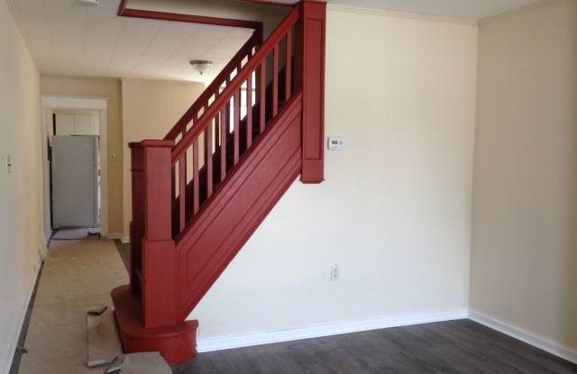 Great Home!! Spacious Living Area! Back Yard and Deck! Washer/Dryer Hook-Ups! Gallery 3