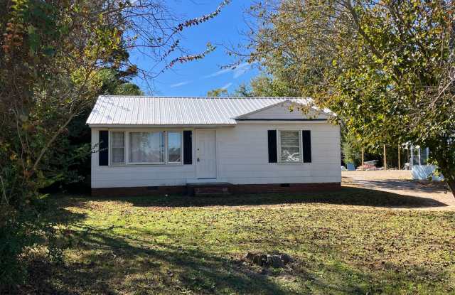 2 Bed / 1 Bath House Close to Town - 311 Grimes Road, Washington, NC 27889