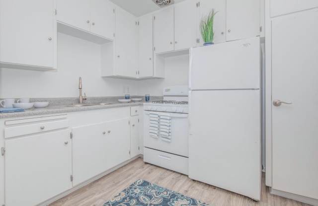 Country Club Apartments Gallery 3