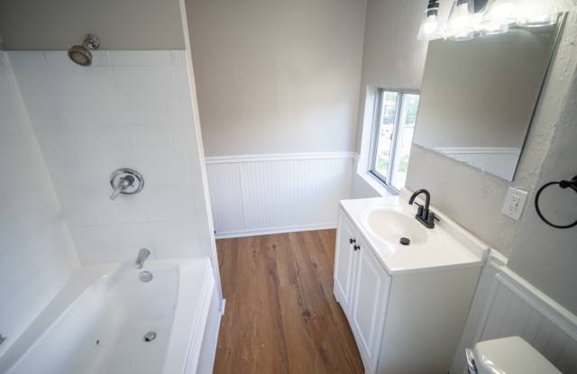 SCORE 50% OFF 1ST MONTH'S RENT IF SIGNED BY OCTOBER 16! Stunning 3 bedroom home in Lincoln Place available now! Gallery 3