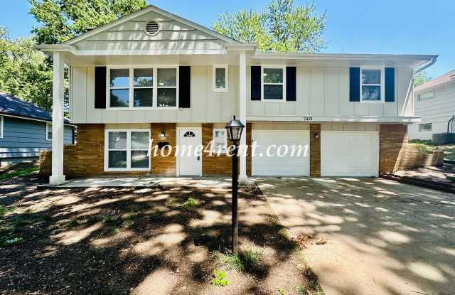 Updated Raytown Ranch w/ Wood Floors, SS Appliances, Finished Basement and a Fenced Yard! photos photos