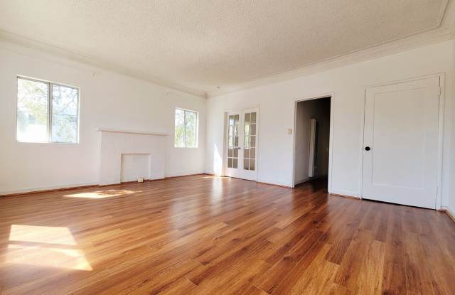 Bright 1- Bedroom 1 Bath Plus Bonus Room! Gallery 2