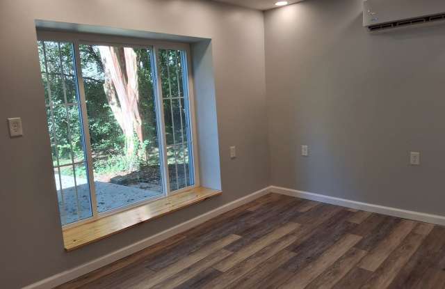 Maryville 37804 - Newly Renovated Lower Level Apartment, Open Living and Kitchen, Utilities Included Up to $300 per Month - Contact Sharon Arnwine (865) 313-7215 Gallery 3