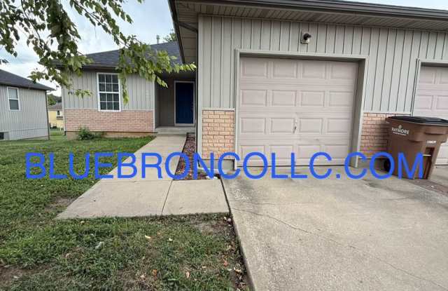 Gorgeous duplex in Raymore with a lot to offer along with new flooring. photos photos