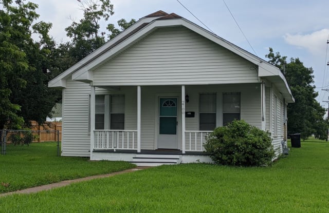 2700 Avenue D - 2700 Avenue D, Nederland, TX 77627