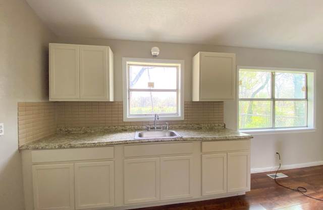 Spacious 3 Bedroom with Updated Kitchen - 5135 North Utica Avenue, Tulsa, OK 74130