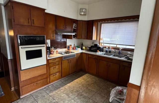 2945 N Oakland photos photos