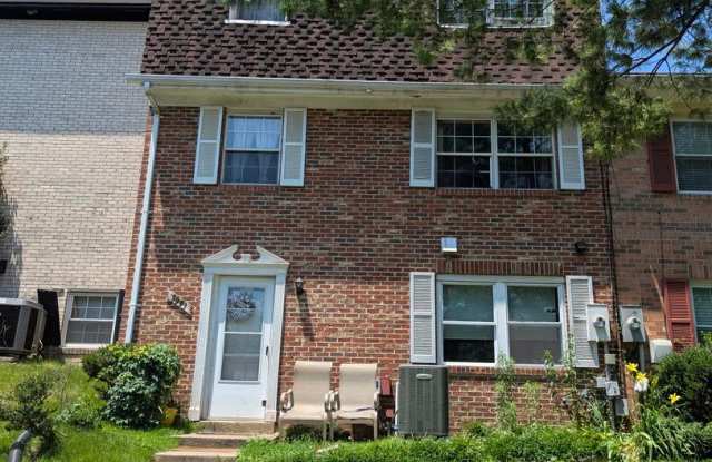 Spacious And Renovated 3 Bed 2 Bath Interior Brick Townhome In Popular The Highlands Community photos photos