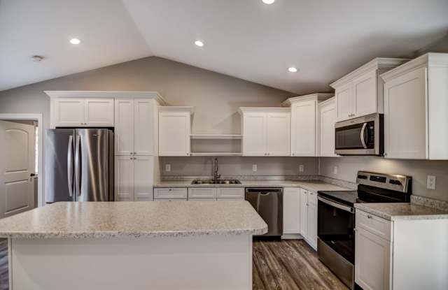 Like New 3 Bedroom Town Home Gallery 3
