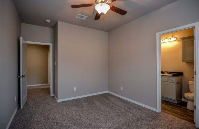 3 Bed at Pershing Pointe! Gallery 3