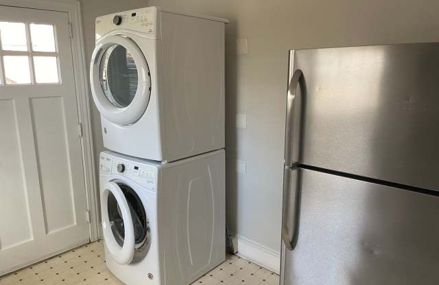 Adorable Two Bedroom Duplex in Plaza Midwood! Gallery 1