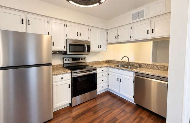 Spacious 3-Bedroom Home with Golf Course Views in Simpsonville Gallery 3