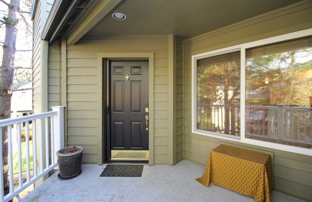 Lake Oswego: Spacious ~1300 sq ft 2+ Bedroom Condo w/Upscale Amenities - 5064 Foothills Drive, Lake Oswego, OR 97034 Lake Oswego: Spacious ~1300 sq ft 2+ Bedroom Condo w/Upscale Amenities - 5064 Foothills Drive, Lake Oswego, OR 97034