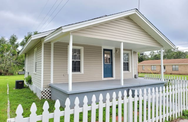 825 W Lee St - 825 West Lee Street, Pensacola, FL 32501 825 W Lee St - 825 West Lee Street, Pensacola, FL 32501
