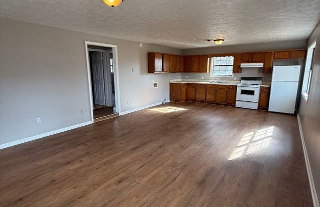 2 BD 1 BA HOUSE - Fresh paint and new floor throughout! Gallery 1