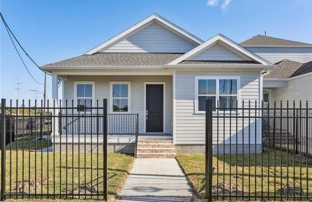 9215 S CLAIBORNE Avenue photos photos