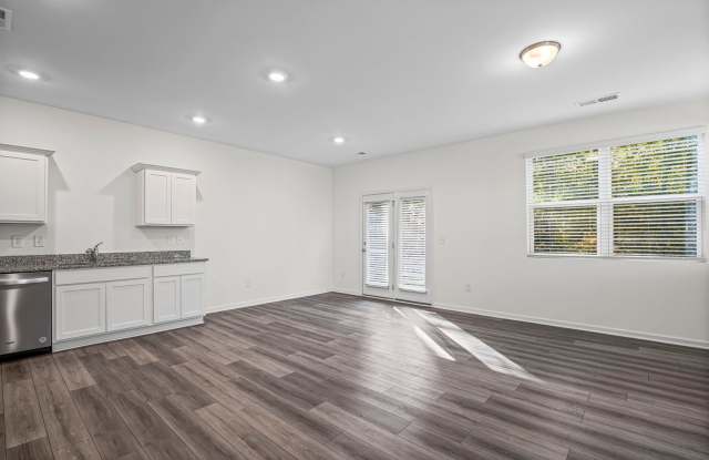 ***MOVE IN SPECIAL - $1000 OFF 1ST MONTHS WITH A 9/30 MOVE IN DATE OR SOONER AND NO APP FEES***Welcome home! Beautiful 3 bedroom, 2.5 bathroom townhome located in Cartersville! Must see! Gallery 4