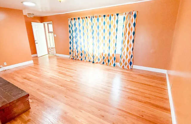 Beautiful 3-Bedroom Mid-Century Ranch in Oakland - Expansive Garden & Modern Updates Gallery 4