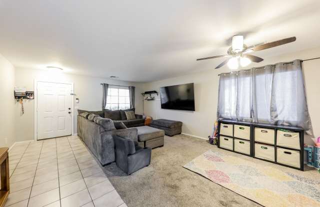 4 Bedroom + 2.5 Bathroom + Loft + 2 Car Garage in Eagle Pass in Glendale Gallery 3