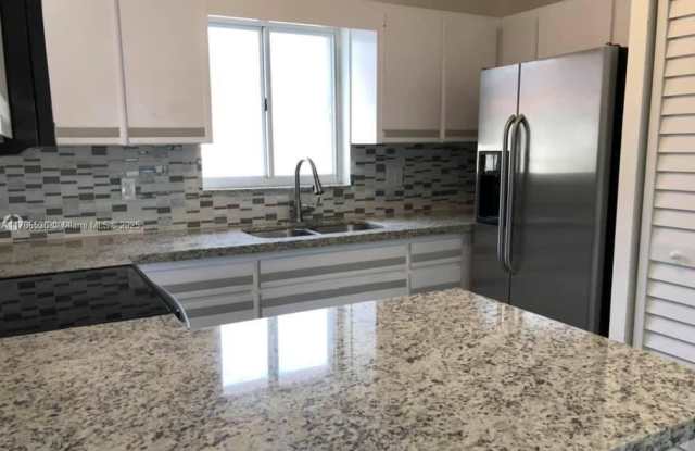 2246 W 74th St photos photos