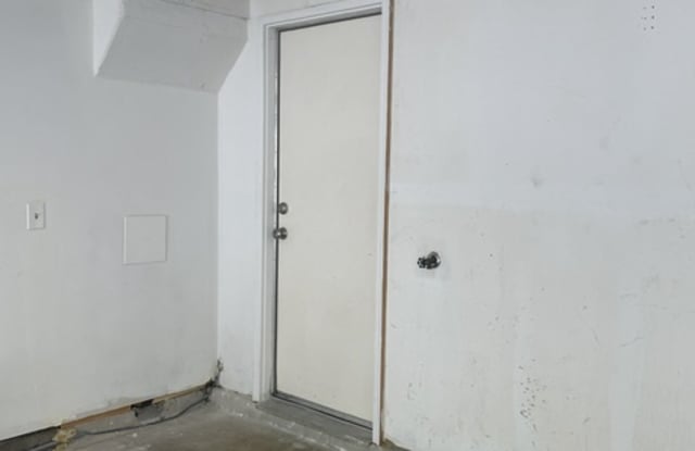 8585 East Union Avenue - 1 Gallery 3