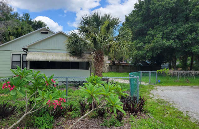 BACK ON THE MARKET-Annual unfurnished updated 2/1 SFH in Sarasota with large fenced in yard. - 1266 40th Street, Sarasota, FL 34234