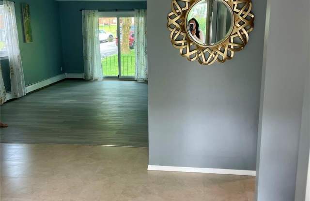 502 Towne House Village Gallery 2