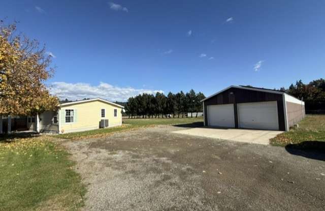 Lovely home and shop on a fully fenced acre Gallery 3